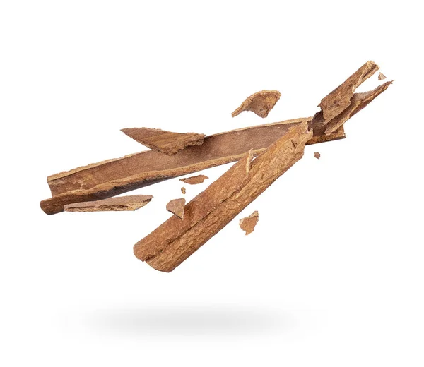 Cinnamon ve vzduchu rozdrcený na bílém pozadí — Stock fotografie