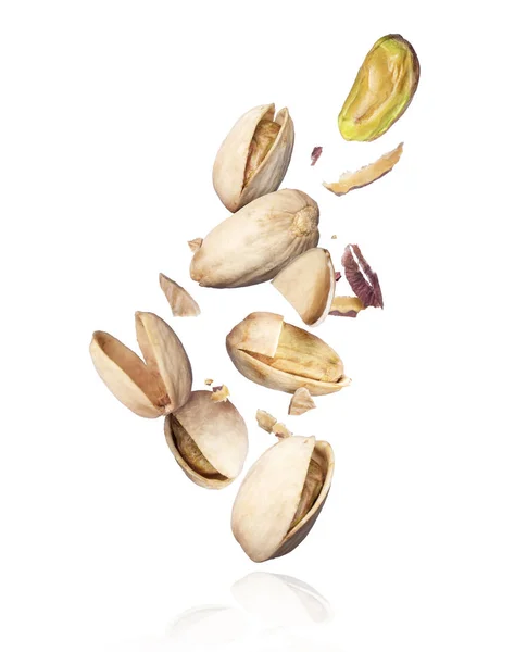 Pistachenoten geplet in de lucht close-up, geïsoleerd op witte achtergrond — Stockfoto