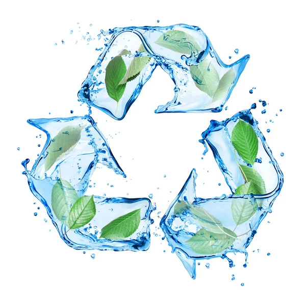 回收标志由水飞溅与绿叶隔离在白色背景 — 图库照片