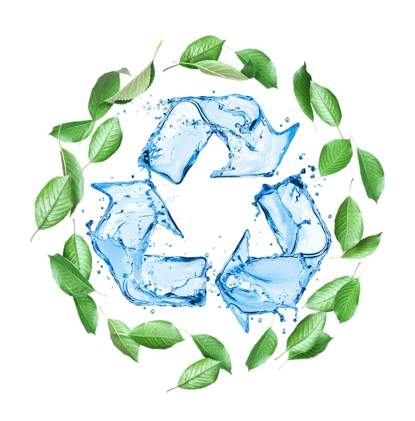 Daun hijau segar mengelilingi tanda daur ulang yang terbuat dari percikan air . — Stok Foto