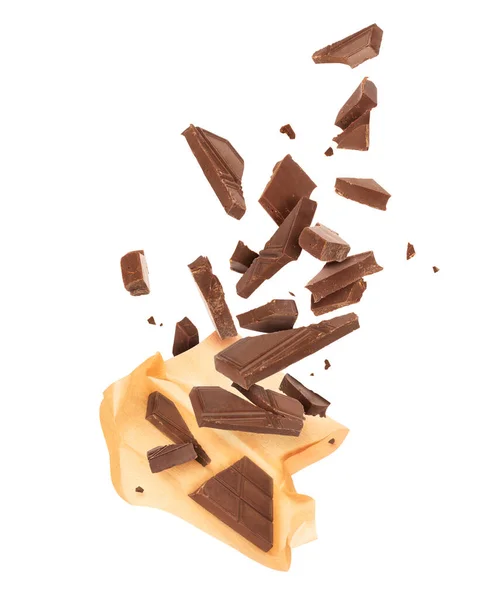 Stukken Geplette Chocolade Komen Uit Een Papieren Verpakking Geïsoleerd Een — Stockfoto