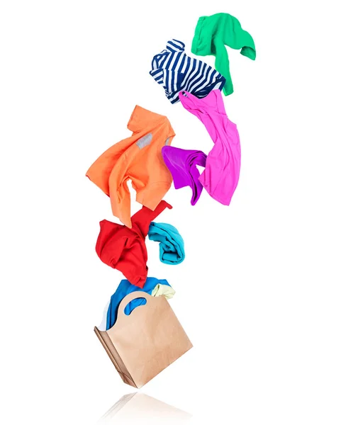 Ljusa Färgglada Kläder Flyga Från Pappersförpackningar Vit Bakgrund — Stockfoto