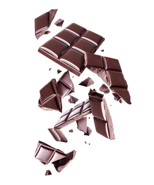 白い背景に空気中で粉砕ダークチョコレートのバー — ストック写真