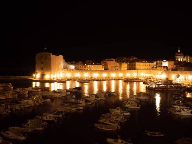 Dubrovnik 'teki eski limanın gece lambaları