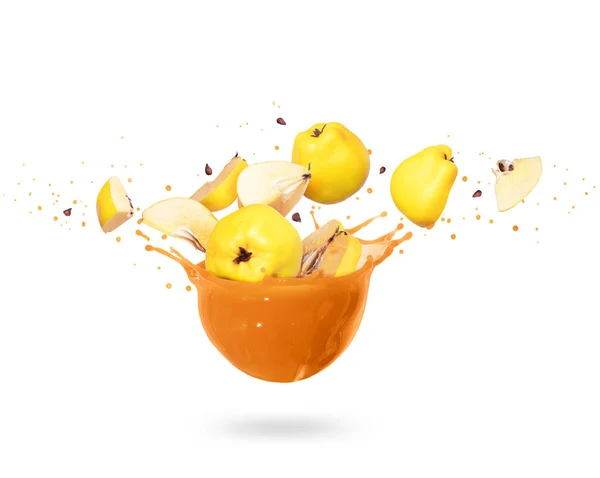 Marmelo Fatiado Com Salpicos Suco Fresco Fundo Branco — Fotografia de Stock