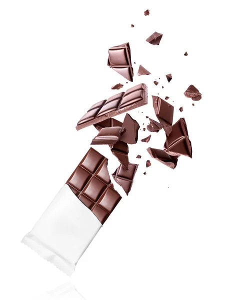 Zúzott Csokoládé Repül Csomagoláson Fehér Alapon — Stock Fotó