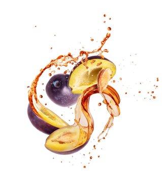 Dilimlenmiş erik suyundan fışkırıyor, beyaz arka planda izole edilmiş.