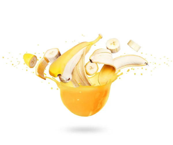 白の背景に隔離された新鮮なジュースのスプラッシュでスライスしたバナナ — ストック写真