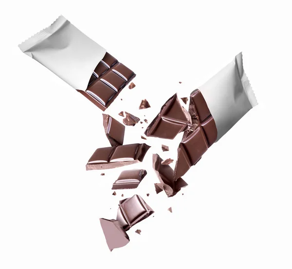 Barra Chocolate Invólucro Dividido Duas Metades Fundo Branco — Fotografia de Stock