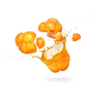 Cloudberry beyaz arka planda akan sıvıyla ikiye bölünmüş.