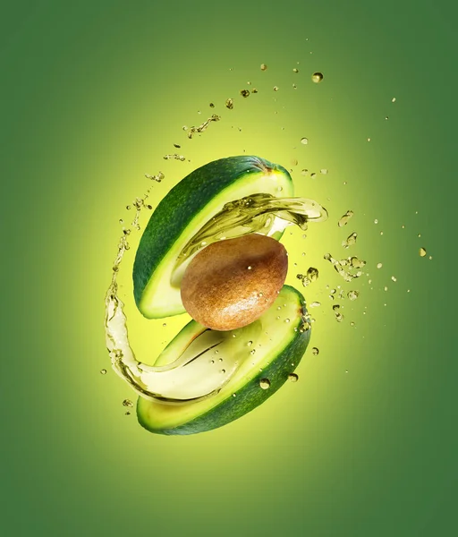 Avocado Affettato Con Spruzzi Succo Primo Piano Sfondo Verde — Foto Stock