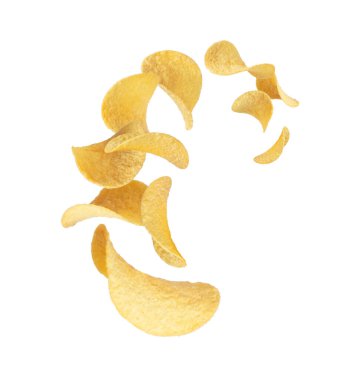 Beyaz arka planda havada uçuşan çıtır patates cipsi.