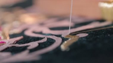 Kadın diker, kumaş, halk el sanatları embroiders