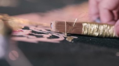 Kadın diker, kumaş, halk el sanatları embroiders