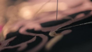 Kadın diker, kumaş, halk el sanatları embroiders