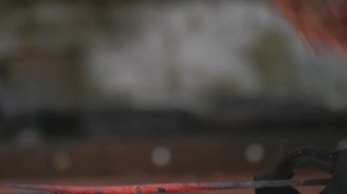 Bir bıçak sıcak çelik yapma. Demirci iş. Kömürlerin yanma. Erimiş çelik bir çekiç ile çekiç