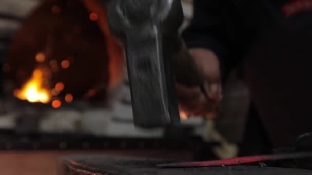 Dokonywanie Nóż Stali Gorące Zwolnionym Tempie Praca Kowala Rozżarzonych Węglach — Wideo stockowe