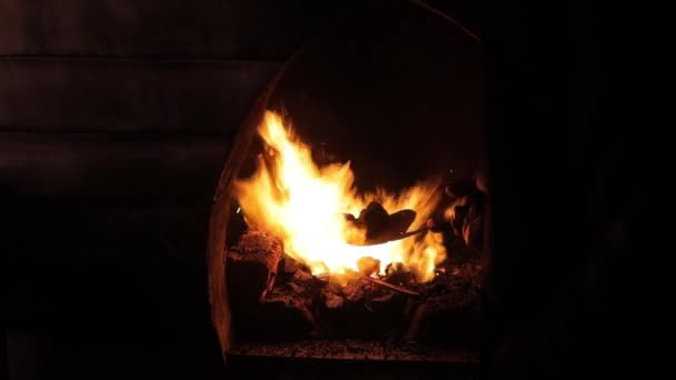 Fabriquer Couteau Acier Chaud Ralenti Travail Forgeron Brûler Des Charbons — Video