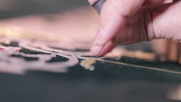 Femme coutures, brodeuses sur le tissu, artisanat populaire 