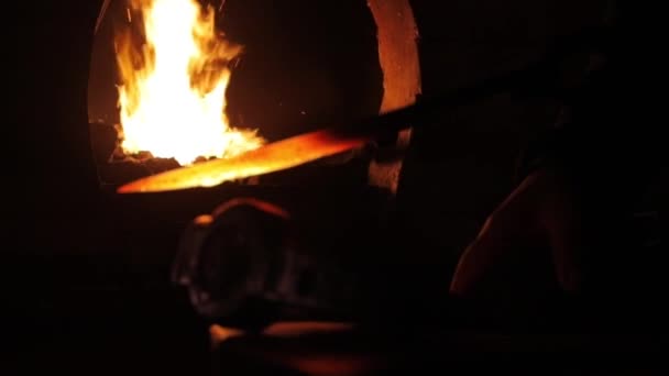 ホット スチールからナイフを作る スローモーション 鍛冶屋の仕事 燃えている石炭 溶鋼をハンマーで打ってください — ストック動画