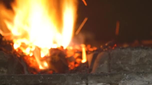 Fare Coltello Con Acciaio Caldo Lavoro Fabbro Carboni Ardenti Martello — Video Stock