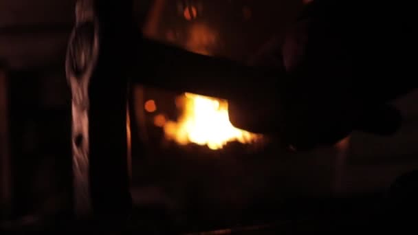 Fare Coltello Con Acciaio Caldo Rallentatore Lavoro Fabbro Carboni Ardenti — Video Stock