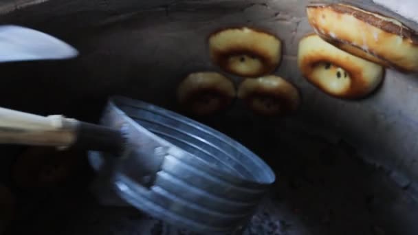 伝統的なオーブンで焼きたてのパンを調理 — ストック動画
