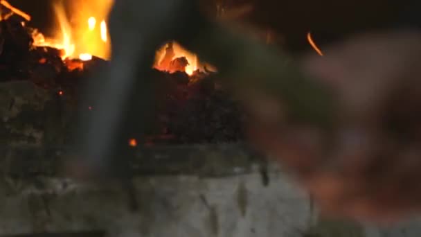 Fabriquer Couteau Acier Chaud Travail Forgeron Brûler Des Charbons Martelage — Video