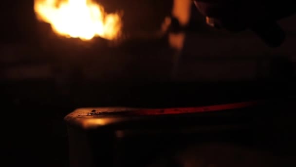 Fabriquer un couteau en acier chaud. Au ralenti. Un travail de forgeron. Brûler des charbons. Martelage acier fondu avec un marteau 