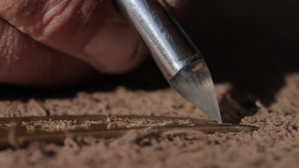 Gravure Het Blad Van Een Metalen Mes Slow Motion — Stockvideo