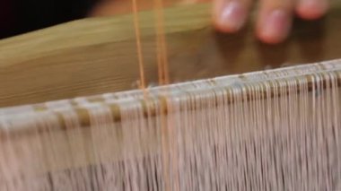 Kadın bir tezgah üzerinde bir kumaş örgüleri