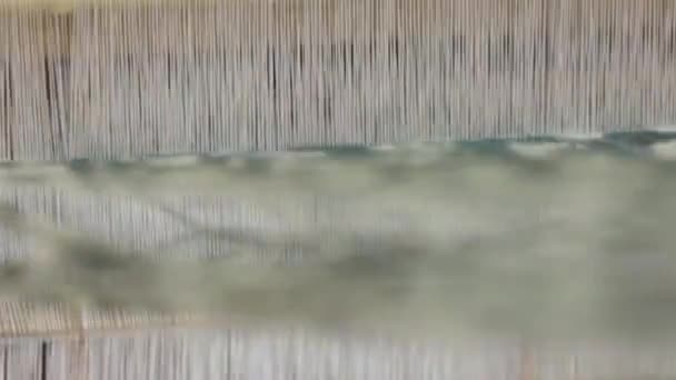 Женщина Плетет Ткань Ткацком Станке — стоковое видео
