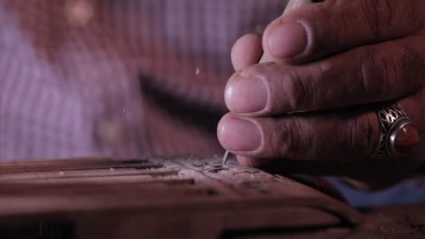 Holzschnitzerei Handwerk Muster Zeitlupe — Stockvideo