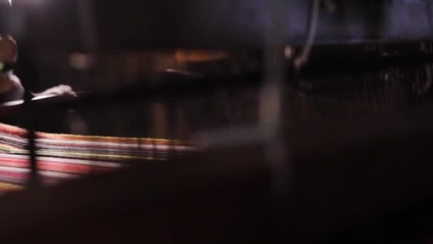 Femme tisse un tissu sur un métier à tisser. Mouvement lent 