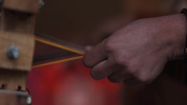 Жінка Плете Тканину Ткацькому Верстаті Повільний Рух — стокове відео