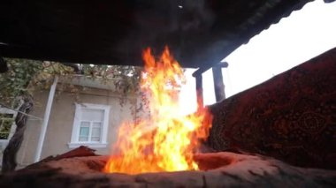 Ateş fırınında yanıyor. Ağır çekim. Geleneksel oryantal soba.