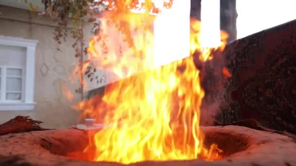 Fuoco Brucia Nella Fornace Rallentatore Stufa Orientale Tradizionale — Video Stock