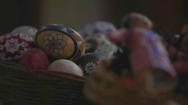 oeufs de Pâques et figurines dans le panier en osier 