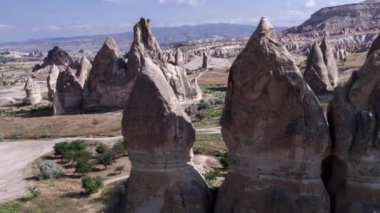 Dron, Kapadokya, Göreme'nın dağları arasında uçuş gelen hava fotoğrafçılığı. Manzara Panaroma. Havadan görünümü. Türkiye'de 4k
