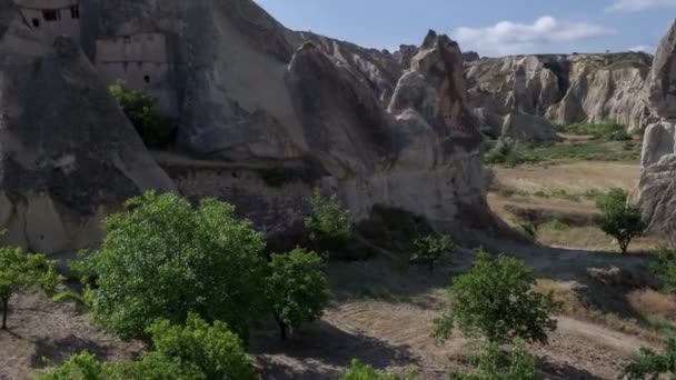 Luftaufnahmen Von Der Drohne Flug Zwischen Den Bergen Kappadokiens Goreme — Stockvideo