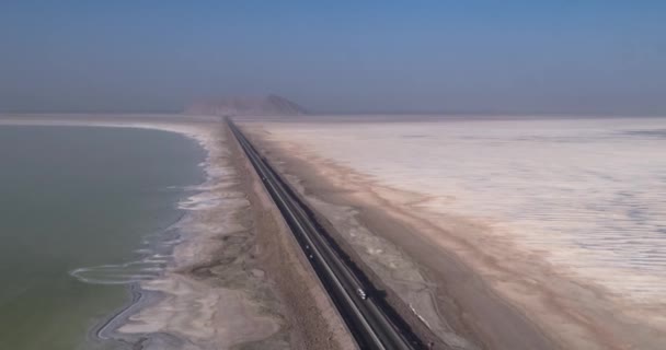 Fotografía Aérea Desde Vista Pájaro Carretera Que Cruza Lago Salado — Vídeo de stock