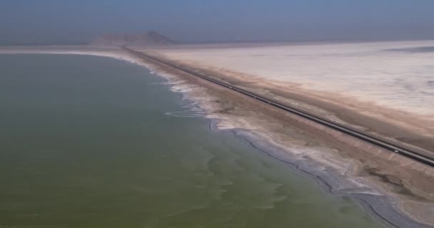 Fotografía Aérea Desde Vista Pájaro Carretera Que Cruza Lago Salado — Vídeo de stock