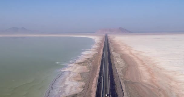 Flygfotografering Från Ett Fågelperspektiv Vägen Korsar Som Den Salta Urmiasjön — Stockvideo