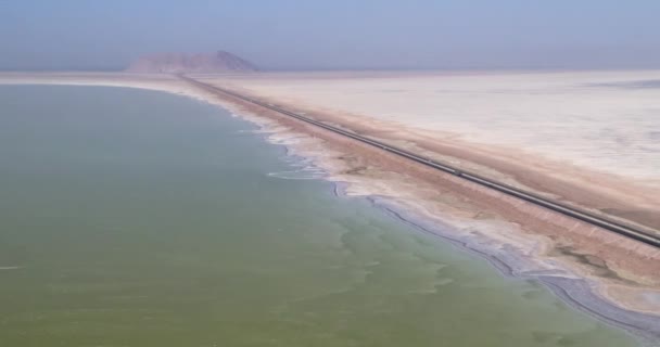 Fotografía Aérea Desde Vista Pájaro Carretera Que Cruza Lago Salado — Vídeo de stock