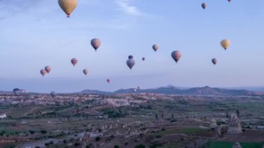 Dağlar - Kapadokya'nın panorama adlı gündoğumu yukarıda birçok renkli sıcak hava balon uçuşu. Geniş peyzaj Kapadokya Göreme Vadisi. 4 k. hava anket. Hava atışı. 