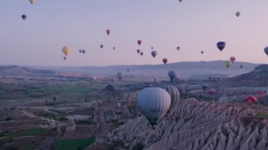 Dağlar - Kapadokya'nın panorama adlı gündoğumu yukarıda birçok renkli sıcak hava balon uçuşu. Geniş peyzaj Kapadokya Göreme Vadisi. 4 k. hava anket. Hava atışı. 