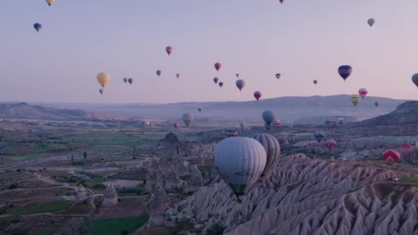 Nombreuses Montgolfières Colorées Volent Dessus Des Montagnes Panorama Cappadoce Lever — Video