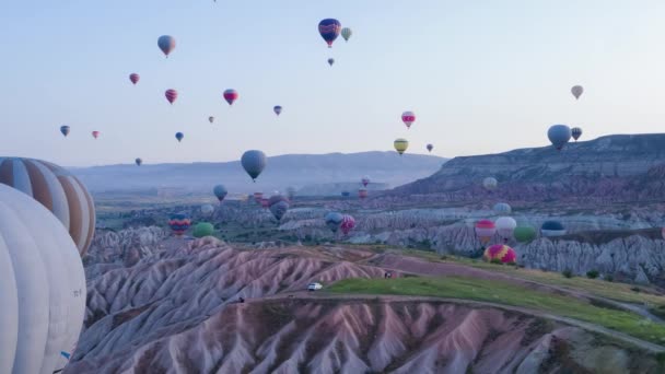 Molte Mongolfiere Colorate Volano Sopra Montagne Panorama Della Cappadocia All — Video Stock
