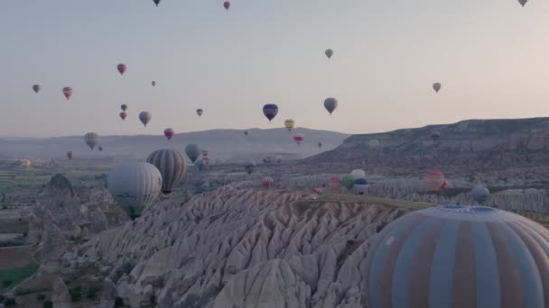 Πολλά Πολύχρωμα Αερόστατα Πτήση Πάνω Από Βουνά Πανόραμα Της Καππαδοκίας — Αρχείο Βίντεο