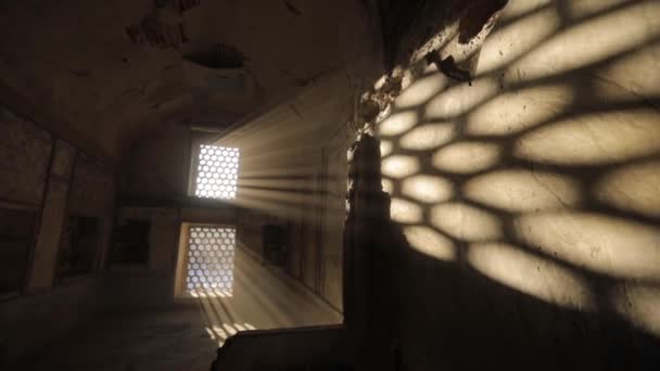 Das Alte Innere Des Raumes Mit Einem Vergitterten Fenster Durch — Stockvideo